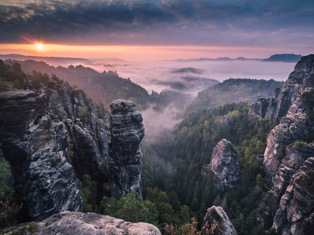 Sonnenaufgang auf den Felsen der Sächsischen Schweiz