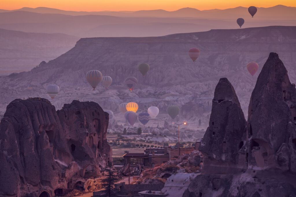 rising ballons by Chantal Reed/HUBER IMAGES